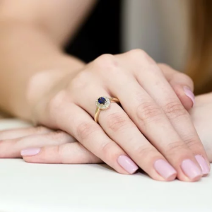 Pierścionek zaręczynowy z Szafirem 0,70ct i Diamentami, białe złoto próby 585. W-0304SZAB